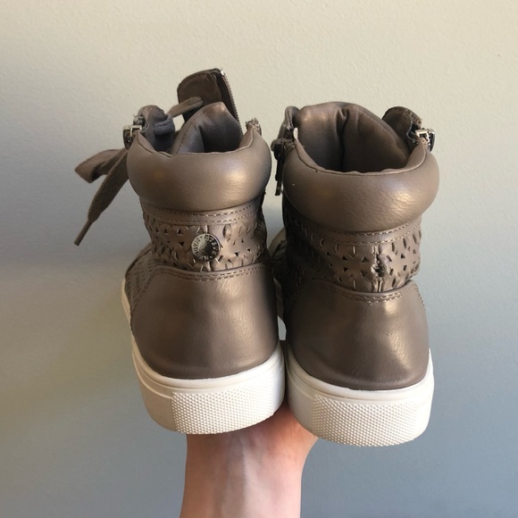 Cute shoes! - Picture 5 of 8